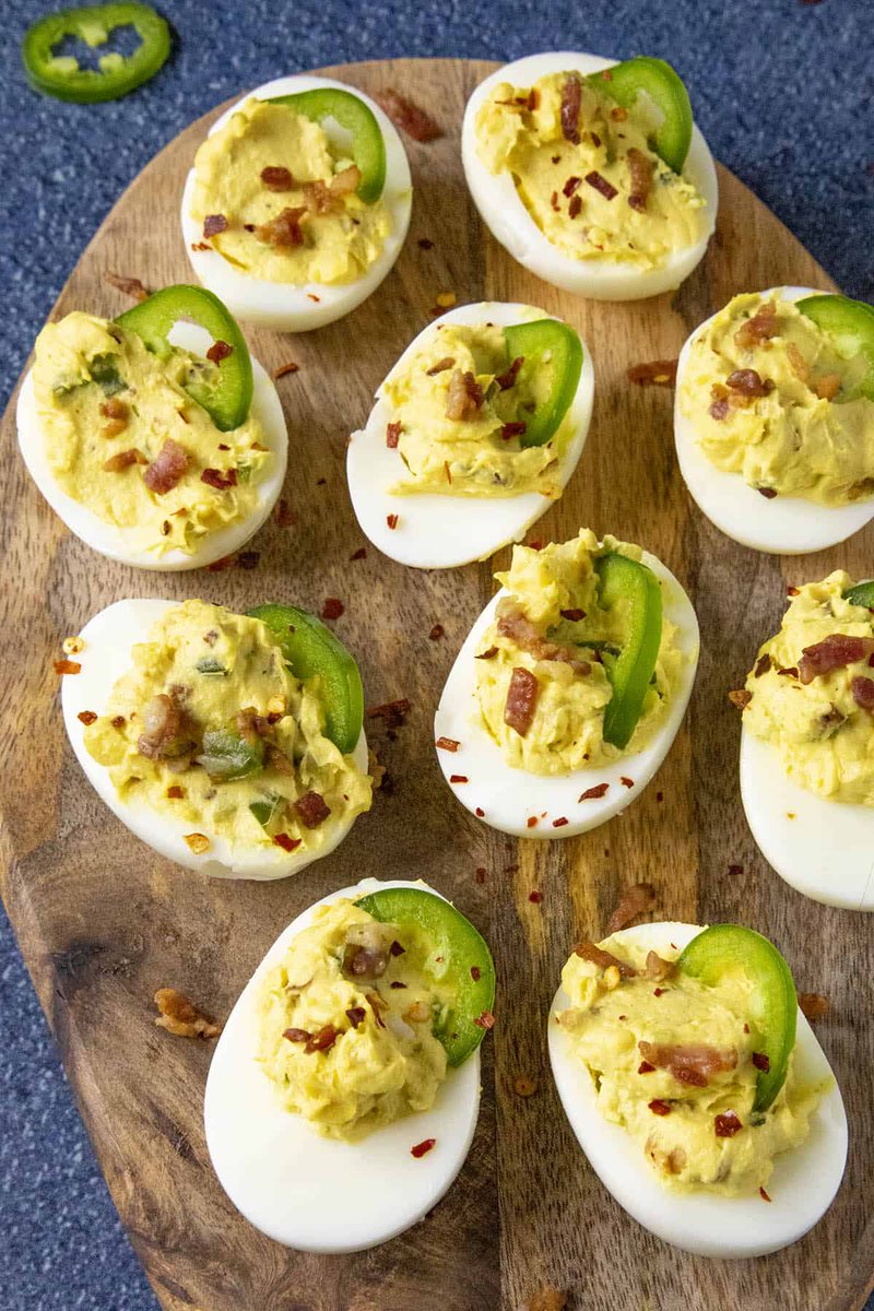My spicy deviled eggs recipe is spiked with jalapeno, bacon and sriracha, the best deviled eggs a spicy food lover could ask for. Very easy to make! 🥚🌶️ GET THE RECIPE 👉👉👉 chilipeppermadness.com/recipes/spicy-… #EasterDinner #DeviledEggs #Easter #Recipe #Foodie