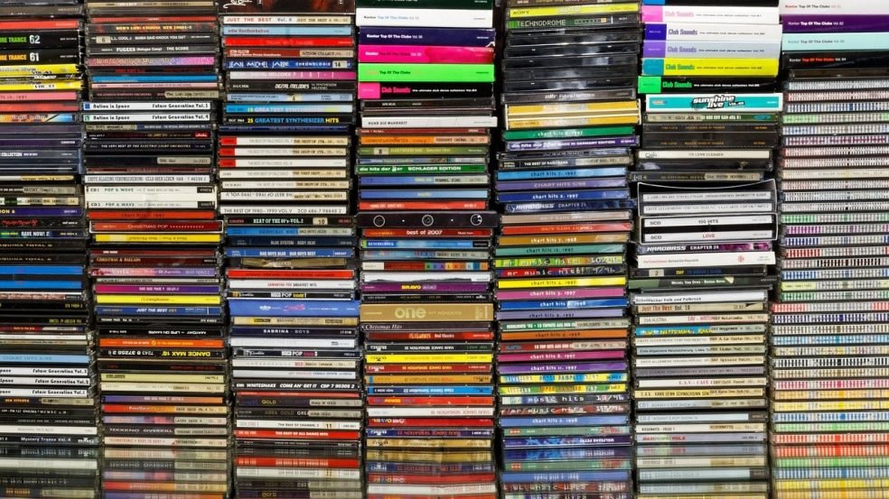 We've hit 700 Tat Fans and to celebrate here are the top... 💿 25 Music CDs We See In Every Charity Shop 💿 (Apologies in advance for the awful puns) ⬇️ Some truly common CDs below 🧵