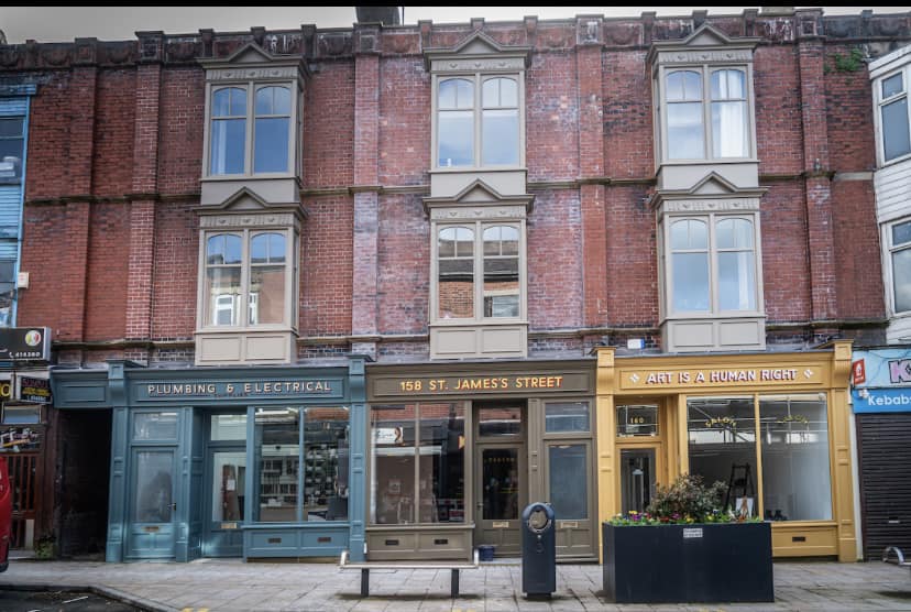 How amazing do these buildings on Lower St James's Street look now they've been restored as part of the #Burnley Heritage Action Zone scheme? The properties benefit from traditional shopfronts and elegant bay windows on the upper floors, making a lasting impression in the area.