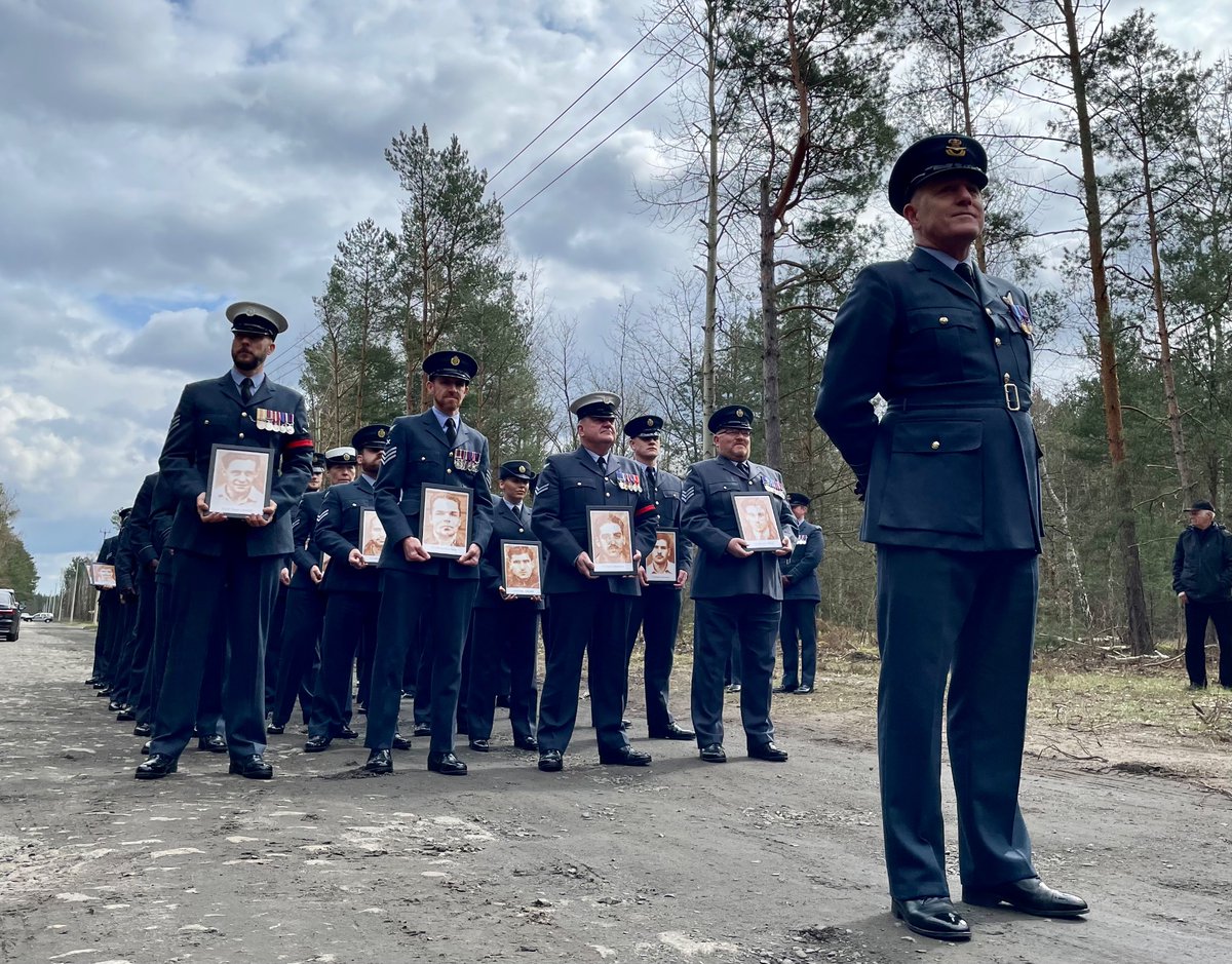 An honour to be able to lay a wreath at the 80th Anniversary of the Great Escape over the weekend at Stalag Luft III. Pictures of the 50 recaptured personnel murdered by the Nazis were carried by serving @RoyalAirForce personnel at a poignant ceremony at the exit to ‘Harry’.