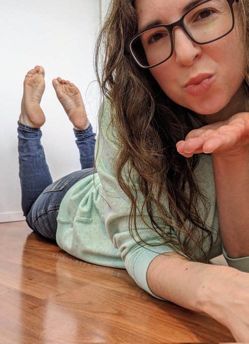 Would you send me a kiss right back? Drop a 💋 below! https://t.co/TYxE2fNxOJ<a href="/tag/mvsales"class="tags"><span>#mvsales</span></a>