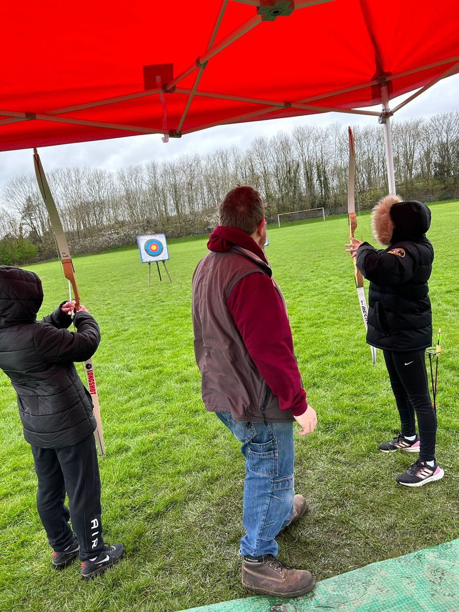 Diolch i bawb ddaeth i gael blas ar saethyddiaeth gyda Chris a Mali heddiw 🏹🙌 Diolch hefyd i @YsgolPlasCoch am gael benthyg eich cae chwarae 💚 A big #diolch to everyone who came to our Archery taster session today 🏹🙌