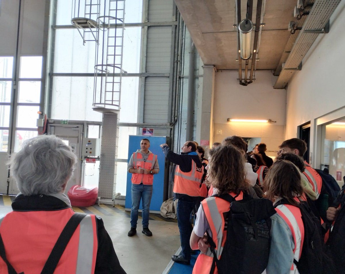 ✳️Nous avons eu le plaisir d'accueillir des élèves du Lycée Carnus de Rodez pour une visite du #Technicentre #Occitanie Merci aux agents pour la présentation de nos métiers de la #maintenance pour sensibiliser les jeunes vers ces métiers qui recrutent <a href="/SNCFVoyageurs/">SNCF Voyageurs</a> <a href="/Occitanie/">Région Occitanie</a>