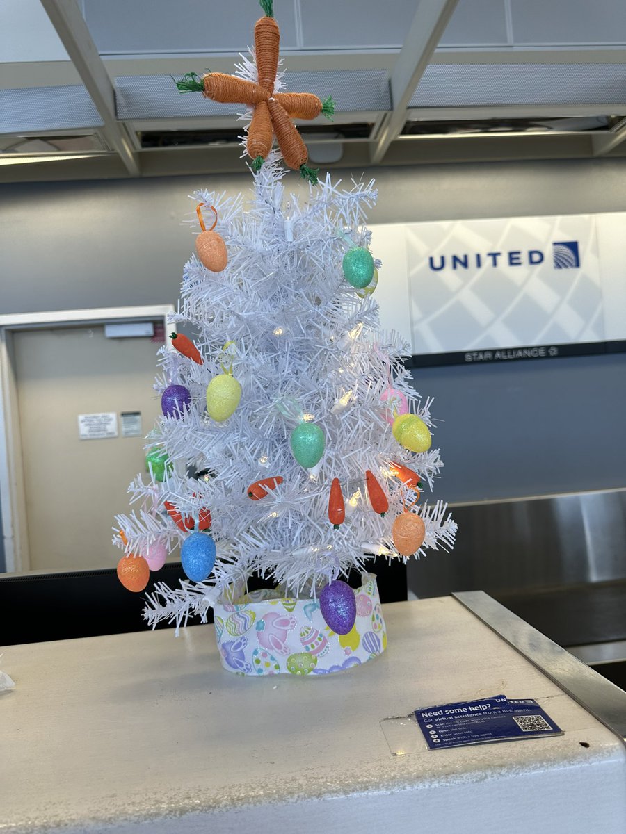 Any other station decorate their little trees for the holidays. Here is #TeamCRPs✈️ Easter tree.