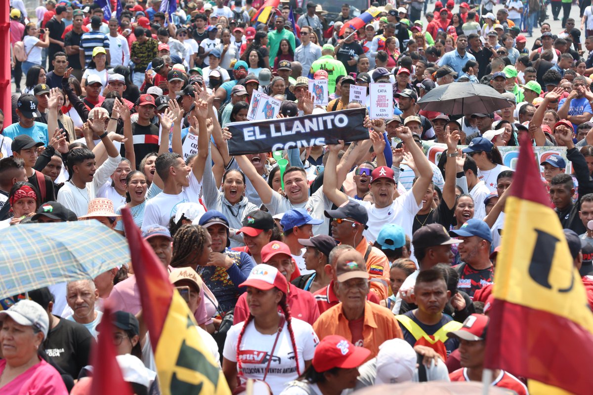 ViceVenezuela's tweet photo. #EnFotos || Este #25Mar el pueblo venezolano se moviliza para acompañar al Pdte. @NicolasMaduro a la inscripción de su candidatura para las elecciones 2024 ante el @cneesvzla 

#AmorDeLaPatria https://t.co/UvloCUhDyV