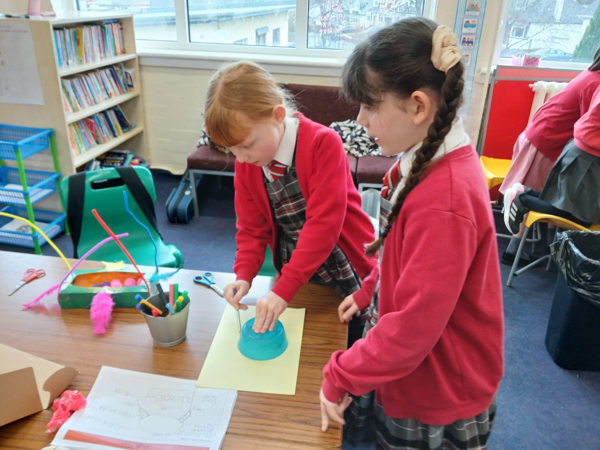 Carolside_PS's tweet photo. P4b had an egg-stremely good time today carrying out an egg-speriment. They followed a design brief to create a product which would protect a boiled egg when dropped from a height. It was very egg-citing to see which eggs would survive 🥚@ERC_STEM #CPSSTEAM https://t.co/3opRr5qQt1