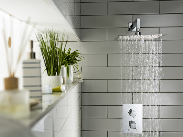 From statement showerheads and thermostatic valves through to combi handshowers and complementary bath & basin taps, let us bring 'luxurious showering' to your home. Discover the full range here 🔗 abodedesigns.co.uk/bathroom/showe… 📸 Abode AB2429 Storm Slimline 3mm Square Showerhead