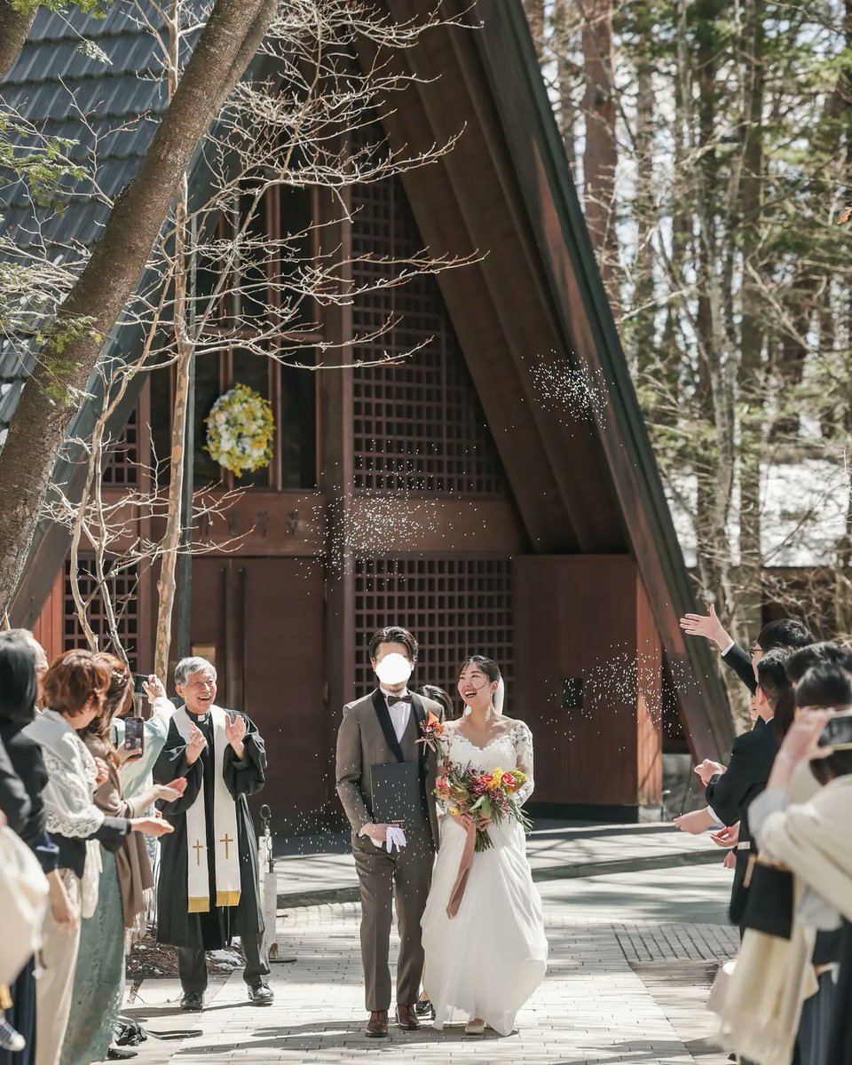 harry_m___'s tweet photo. 3月22日に軽井沢高原教会にて結婚式をあげました。
当日は春の陽気に包まれ、心温まる会を開くことができました。
今日までの人生を振り返ると、本当に周りの方に恵まれていたと感じます。
これからもこの気持ちを忘れずに、二人で明るく楽しい家庭を作っていきたいと思います。 https://t.co/J6rUJGtQ3k