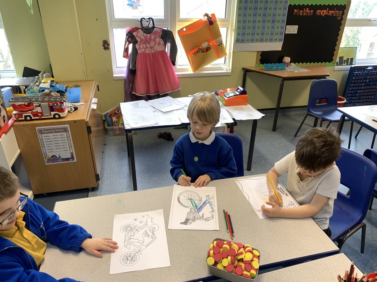 Daren68's tweet image. Last Thursday kids from #Goldstone Primary took part in a flag design workshop organised by @OSRBikeTrain and @Bricycles for #KidicalMass. Below you can see some of the 153 designs they came up with. Let&apos;s make Hove #SafeToCycle for them @TrevMu10 @BrightonBikeHub @BATBrighton