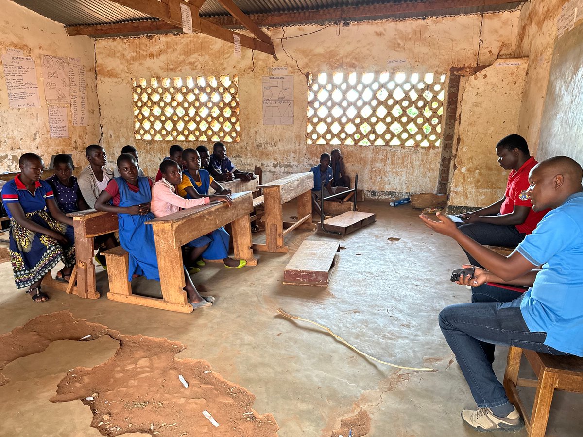 @ILO's @NorwayinMalawi funded Addressing decent work deficits and improving access to rights in Malawi’s tobacco sector (ADDRESS) project #field visit.📌Staff interact with beneficiaries withdrawn & prevented from #childlabour and attending school or repatriated in schools in 🇲🇼.