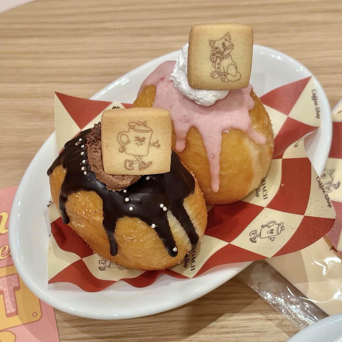 SNP705nici's tweet photo. 本日の推し活💖記録✍️③
渋谷キャットストリート🐈のCOACH play
内のcafeへ☕️🍩
店内可愛かった😍
ラテとドーナツも可愛くておいしかったー💓
#coachplay #THECOACHCoffeeShop https://t.co/zzTh8QBpUB