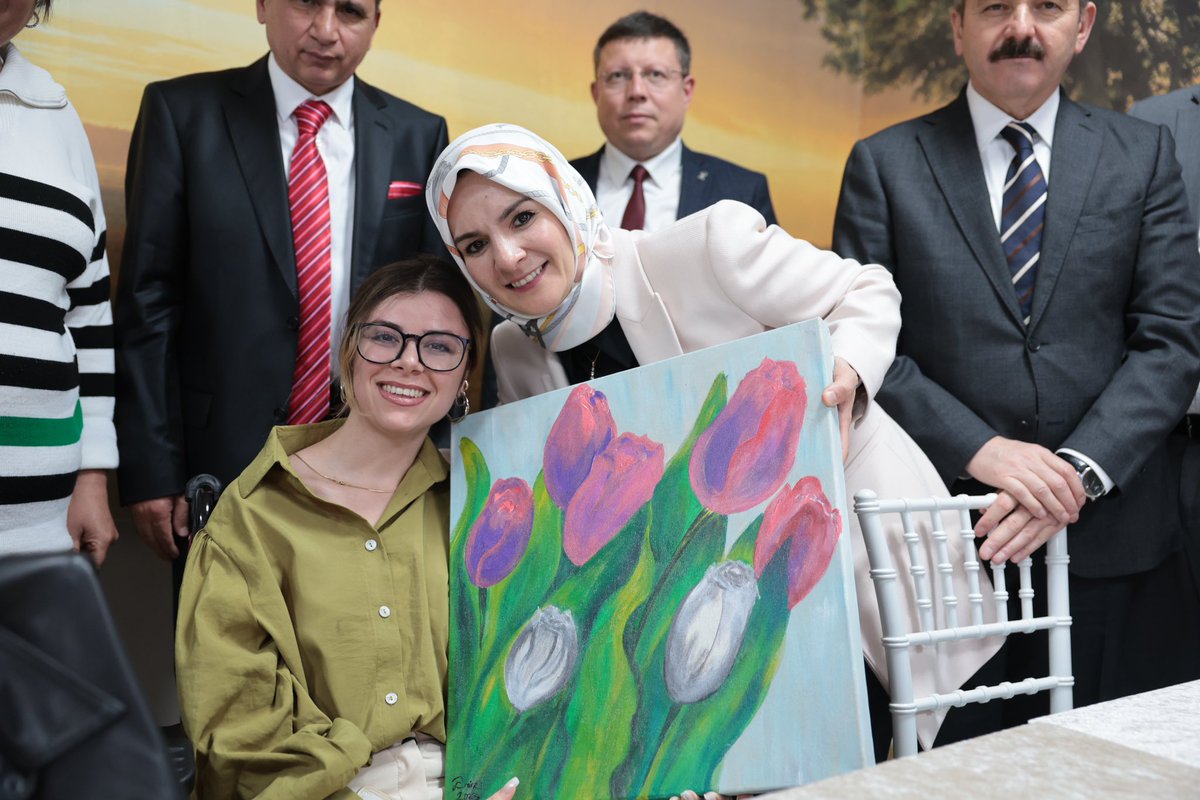 Bakanımız Sn. Mahinur Özdemir Göktaş, Uşak'ta engelli derneklerinin temsilcileri ile bir araya geldi. Bakanlık olarak, engelli bireylerin yaşamını kolaylaştırmak için yapılan her çalışmaya destek oluyoruz.