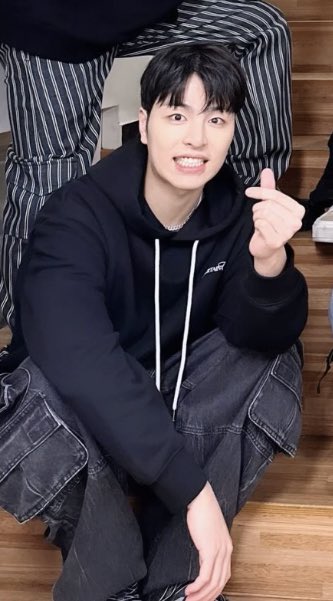 Junhoe_PH's tweet photo. 📢 Our team &amp; @KooJunhoePH collaborating for gift project for Junhoe

Reply here if you want to be part of it and we’ll create a gdm to discuss separately. It is for us to give way &amp; highlight the main project prepared by @withiKON_PH @iKONPhilippines and the rest of the fanbases https://t.co/p5ESCXrFPu