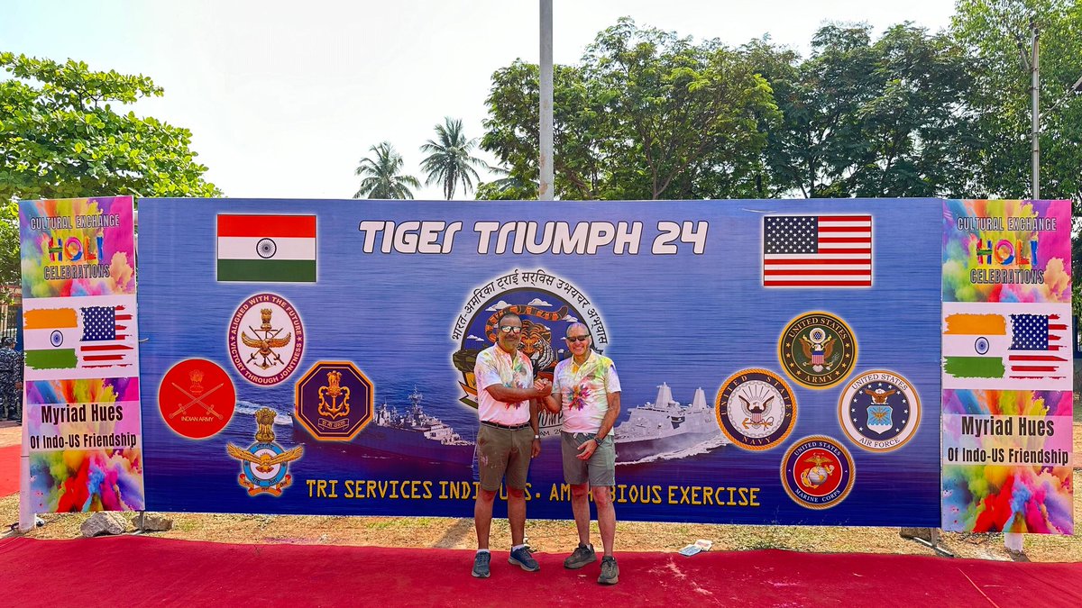 indiannavy's tweet image. Personnel of the #IndianNavy &amp;amp; #USArmedForces immersed in the colours of #Holi  celebrations at #Visakhapatnam during the Harbour Phase of #ExTigerTriumph2024.
🇮🇳 🤝 🇺🇸 

@IN_HQENC @IN_EasternFleet
@USNavy @USAndIndia @DeptofDefense