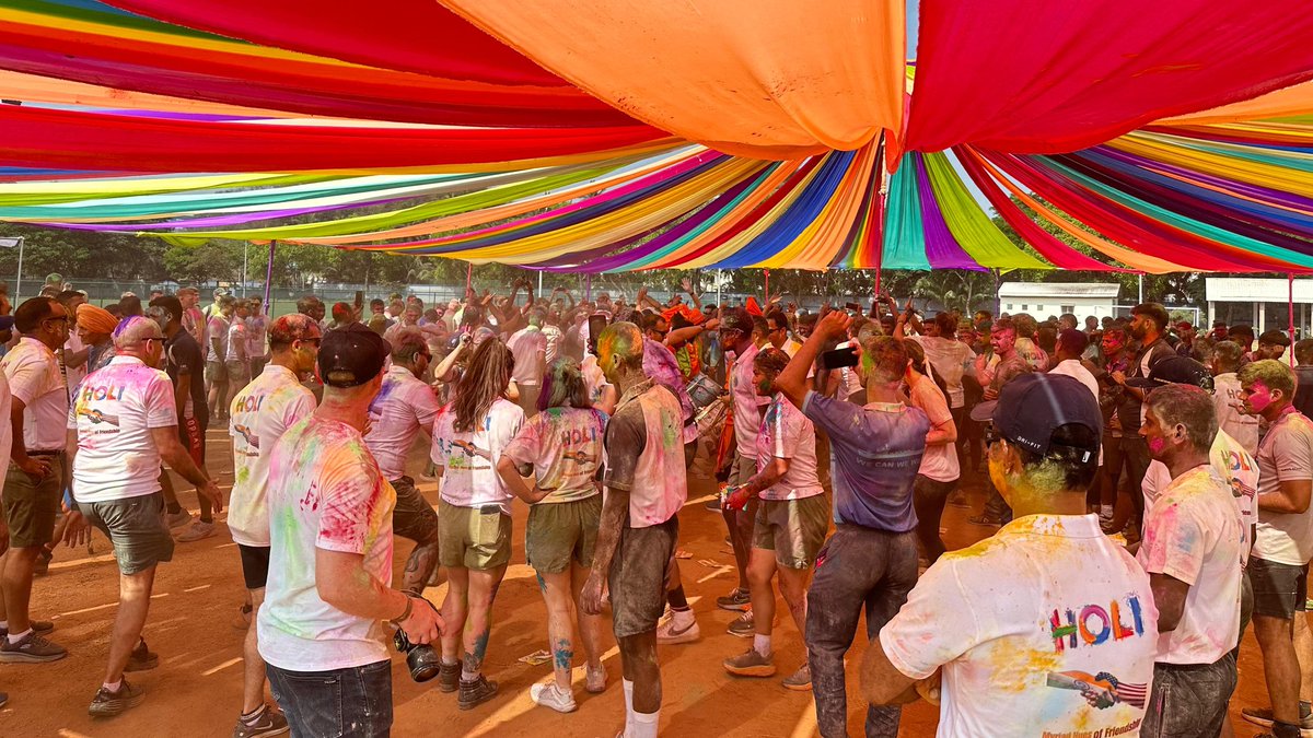 indiannavy's tweet image. Personnel of the #IndianNavy &amp;amp; #USArmedForces immersed in the colours of #Holi  celebrations at #Visakhapatnam during the Harbour Phase of #ExTigerTriumph2024.
🇮🇳 🤝 🇺🇸 

@IN_HQENC @IN_EasternFleet
@USNavy @USAndIndia @DeptofDefense