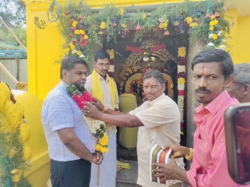 DrSenthil_MDRD's tweet photo. #குறும்பர் சமுதாயம் பழங்குடி பட்டியலில் சேற்கும் வரை  தொடர்ந்து உறுதியாக பதவி இல்லாமலும் பெற்று தருவேன் என

தர்மபுரி மாவட்டம் 
#இண்டூர் குப்பு செட்டிபட்டி ஸ்ரீ மாரியம்மன் கோவில் கும்பாபிஷேக திருவிழாவில் பங்கேற்று

அவர்கள் மரியாதை ஏற்று 
அவர்களிடம் #உறுதி
அளித்தேன்

உடன் சிவகுமார் https://t.co/68fxdPGEwm