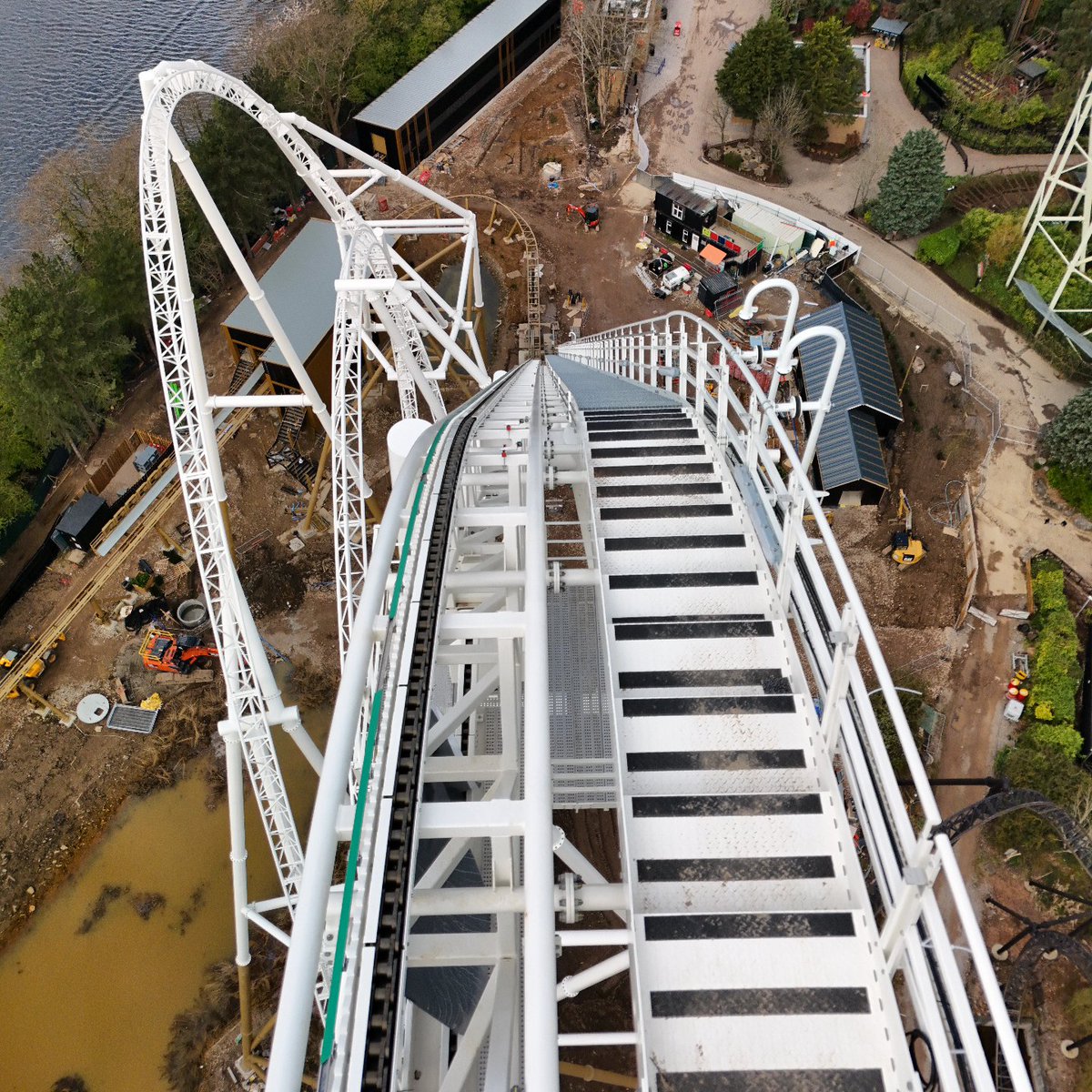 adventurespoons's tweet photo. Imagine doing a lift hill walk to the top of the UK's tallest rollercoaster! 😍

#hyperia #projectexodus #thorpepark #merlin #rollercoaster #thorpe #exodus #coaster #constructionupdate #flyover #themepark #drone #aerial #uav #mack #mackrides https://t.co/wmf6v9Sare