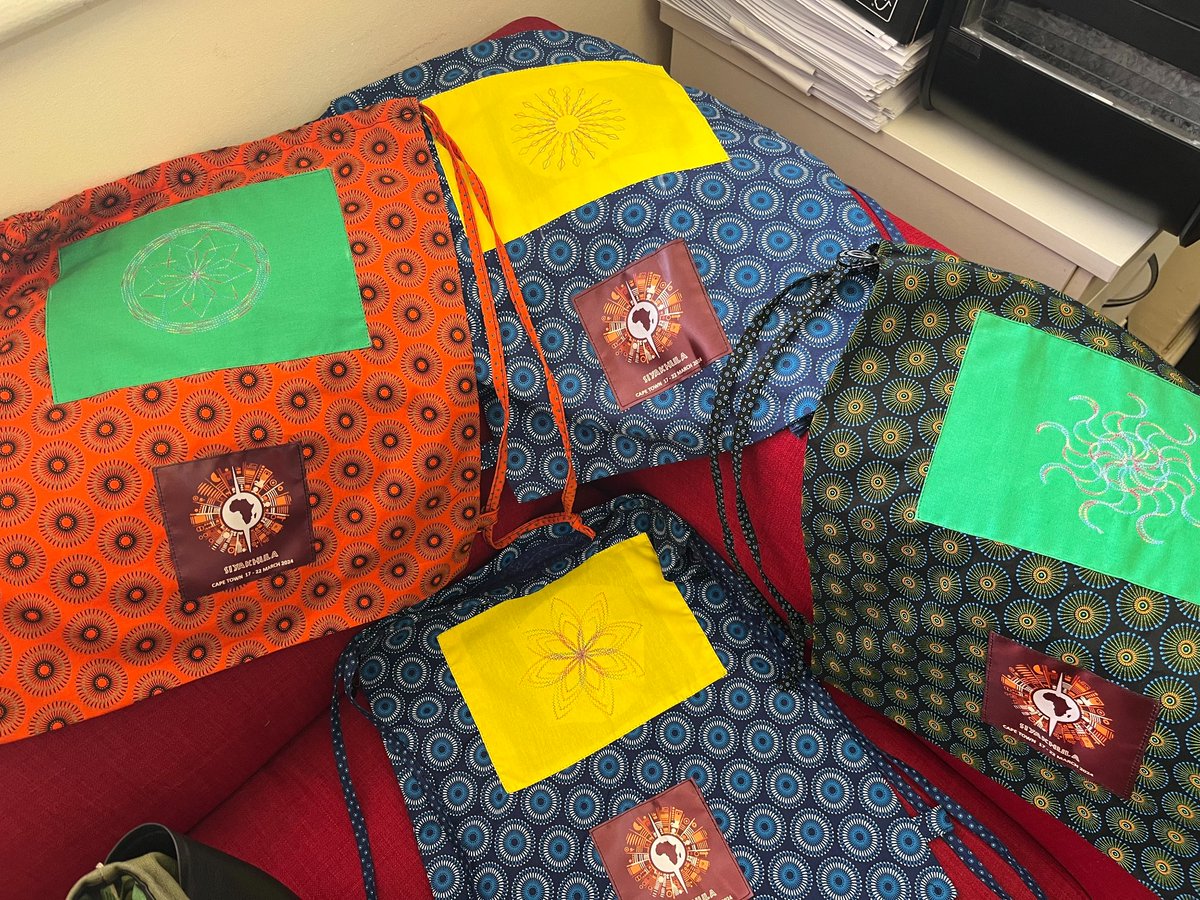 hey, @turtlestitch friends. I ran a workshop at last weeks' @AIMS_Next 20th anniversary #Siyakhula with learners from local schools here in Cape Town and the AIMS outreach team. It has been a blast 🧡🧵 You want to try out the resources? Check here: dropbox.com/scl/fo/oy6ezwk…