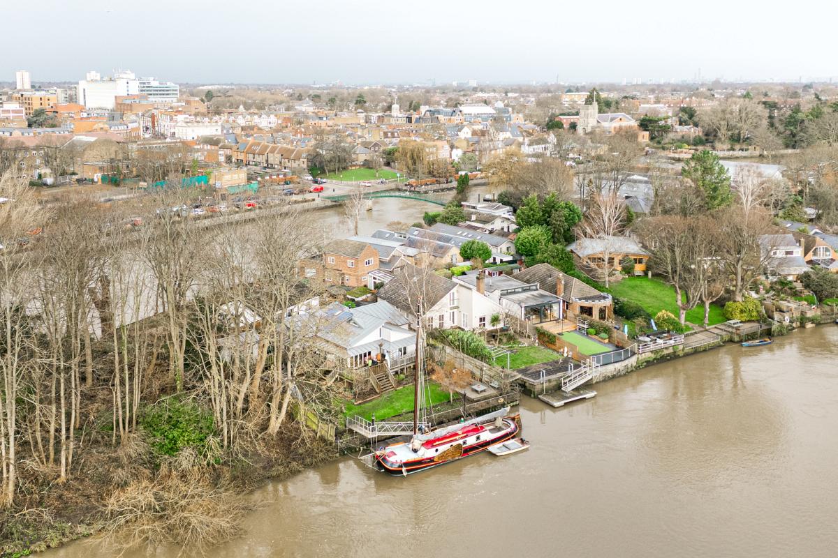 A unique opportunity to live on the serene banks of Eel Pie Island 😎 🛏️ 4 bedrooms 💷 £1,999,999 📍 Twickenham, TW1 🔗 l8r.it/XRg4 #Chestertons #EelPieIsland #Twickenham #Property