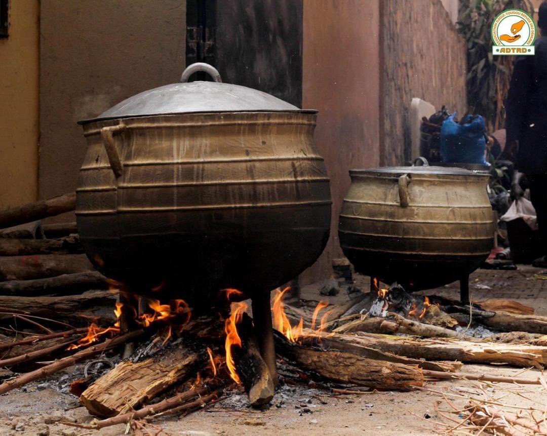 ADjiguitou61340's tweet photo. Samedi 23 mars 2024 : 
Dans les coulisses du siège général De 
l’Association Djigui_tougou pour les preratifs du repas chaud en faveur des patients et les agents sanitaires de l'hôpital Gabriel Toure du Mali . 
Manger sain -bouger beaucoup. https://t.co/xxAZh7mmmd