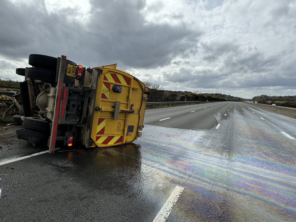 The #M3 is currently closed from Wraysbury to Basingstoke between Junction 2 & 3 Southbound only. Non injury RTC but the over turned vehicle has spilled a load . Trapped traffic will be released soon but @HighwaysSEAST are taking the lead.