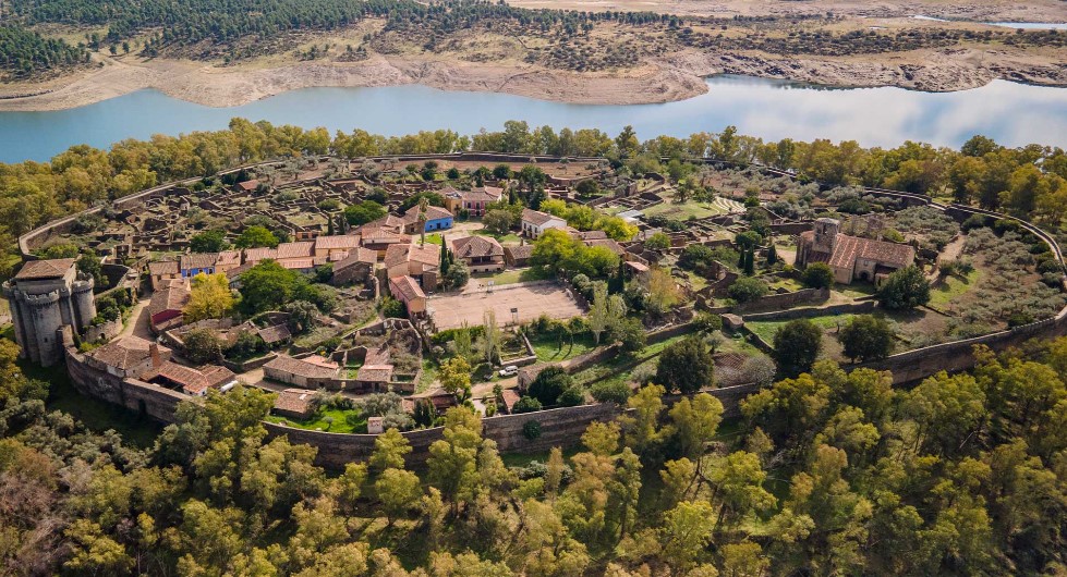 mevoyacaceres's tweet photo. En 1955, un pueblo de casi 1150 habitantes al norte de #Cáceres fue expropiado y desalojado para construir una presa que lo dejaría SUMERGIDO BAJO LAS AGUAS. 😱

Hoy en #tarurracatovi, hablamos de #Granadilla, uno de los PUEBLOS FANTASMAS más bonitos del mundo. [Hilo] 🧵 https://t.co/rjQEaGqggu
