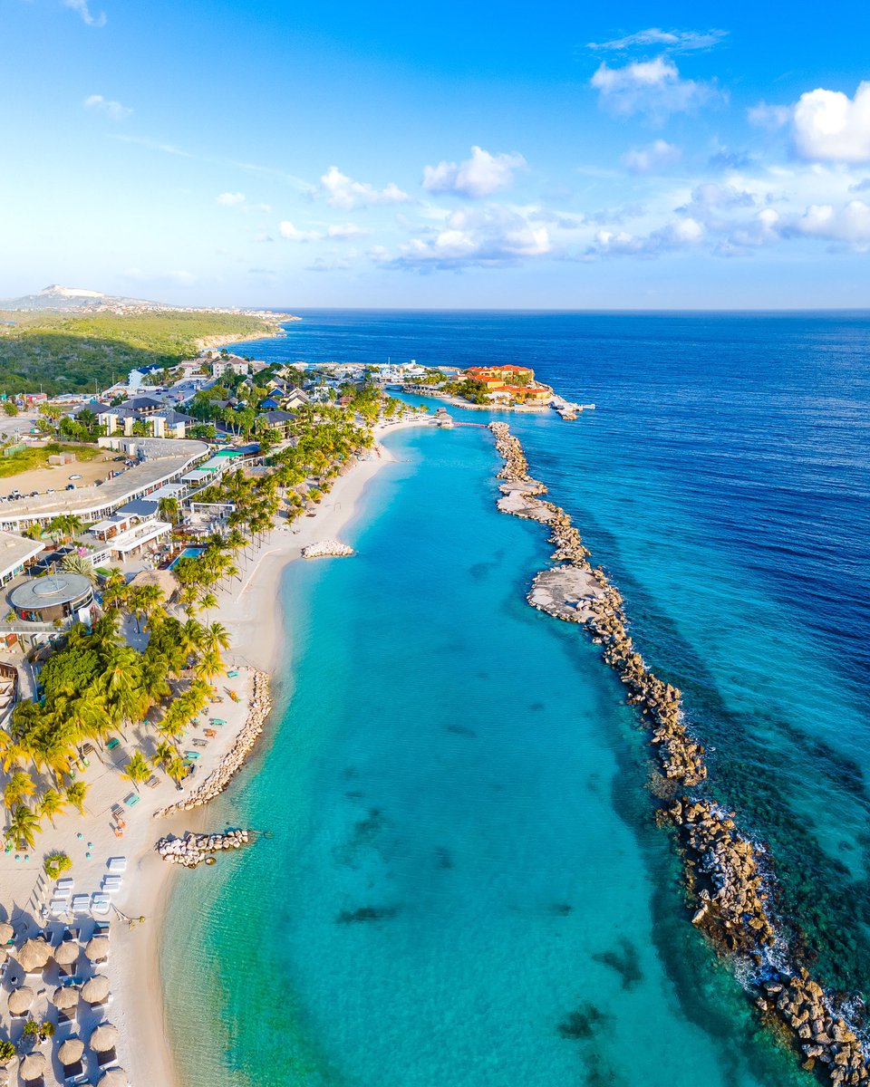 Infinite views & endless blues.. Fall in love with the raw beauty of Curaçao😍🌴🌞