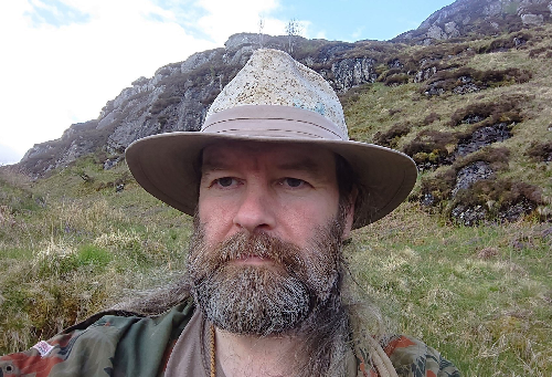 Chris Knowles is a field mycologist, tutor & digitiser at the Royal Botanic Garden Edinburgh's herbarium. Last week, Chris gave a talk on 'A beginners guide to fungal habitats in the UK'. Access the recording here: britmycolsoc.org.uk/resources/even… #fungi #ecology #fungus #MushroomMonday