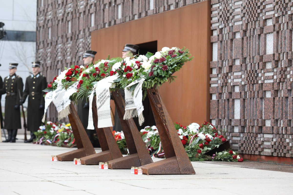 State Secretary @andrispelss lays flowers at the 'History Tactile', a Memorial to the Victims of the Soviet Occupation in Riga, in commemoration of the victims of the 1949 communist genocide.