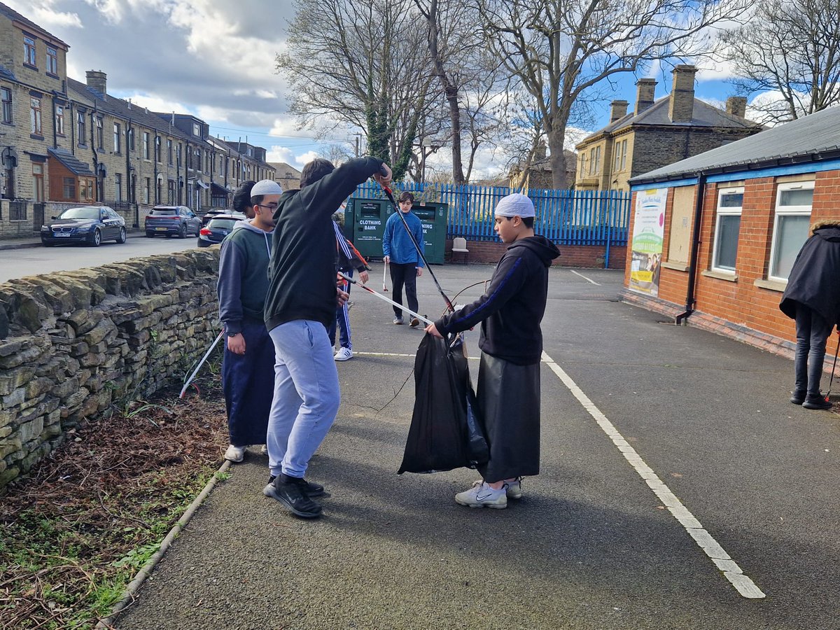 KumonYall's tweet photo. Lovely afternoon #cleaning our local area and #pathways removing #litter to help #KeepBritainTidy

Our young people loved the #opportunity to #help #serve the #community (in the 🌞 too!)
#HelpingHand #leadbyexample #leadership #protectlocal #getoutside #teamKYA #springclean https://t.co/uaSWIu3BJM