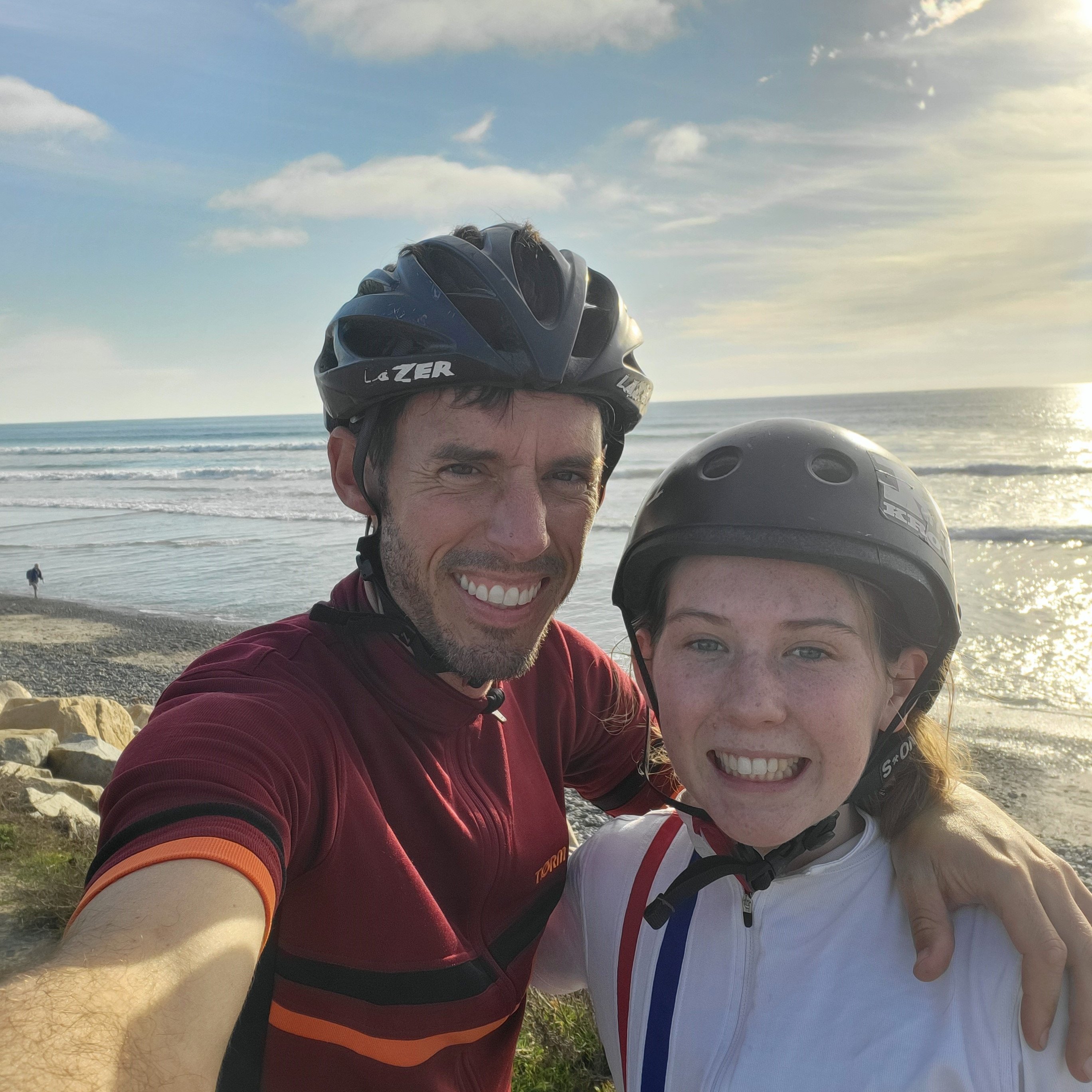 Torm on X Here s Neal and Charlotte in San Diego in their Torm jerseys. Neal is wearing the T17 Merino Light jersey in Claret which is available here https t xsAiqydOYx Wouldn t mind