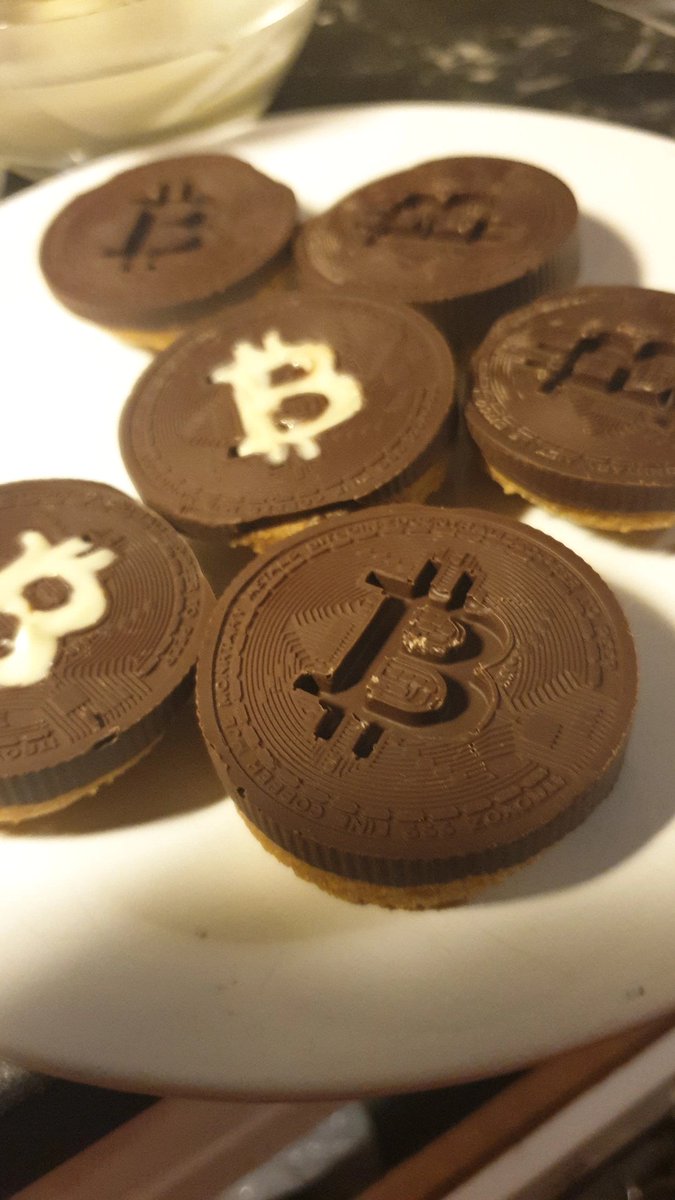 btcsis's tweet photo. My first somewhat successful attempt at making #Bitcoin cookies🍪 https://t.co/rYL8Er2jjk