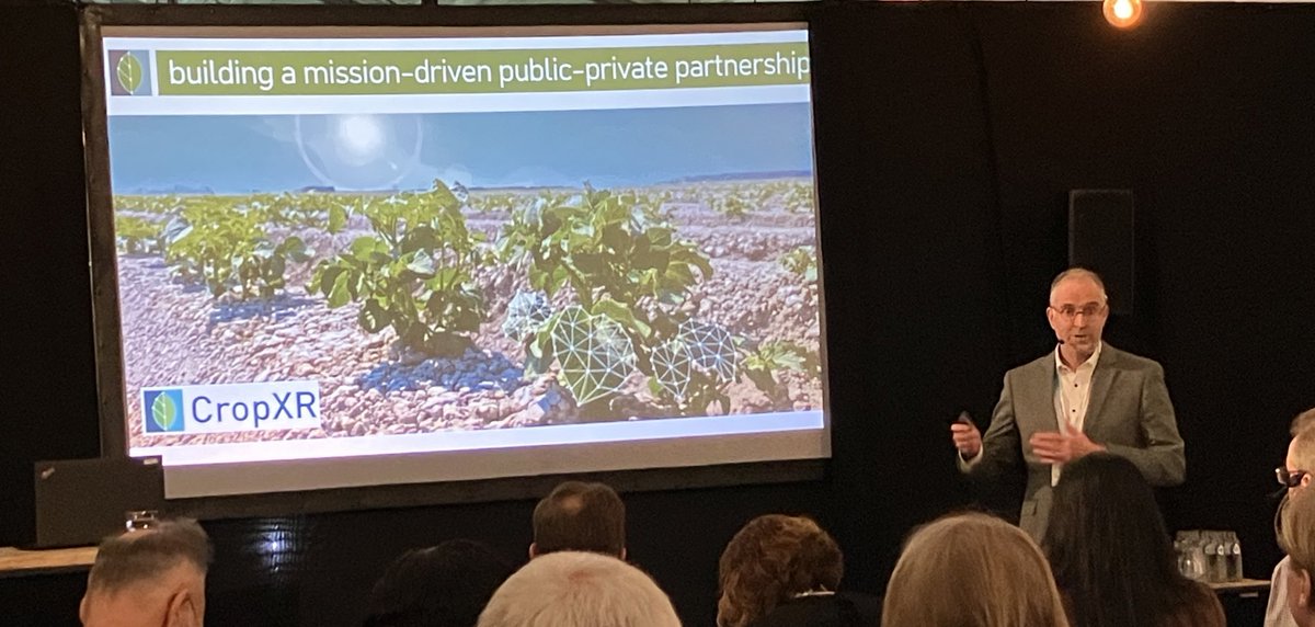 Inspiring presentation of @guidopmi at the @cropib meeting on the large public-private partnership @cropxr and @LettuceKnow as a stepping stone