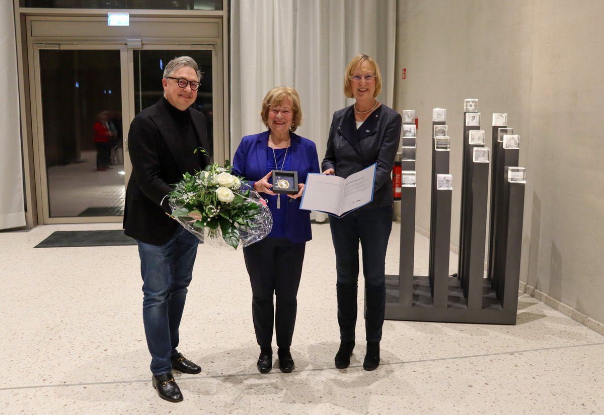 Außerordentliches Engagement für wohnungslose und hilfsbedürftige Menschen: Präsidentin Dr. med. Martina Wenker ehrt die hannoversche Ärztin Dr. med. Ricarda Niedergerke mit der höchsten Auszeichnung der Ärztekammer: aekn.de/detail/dr-med-…