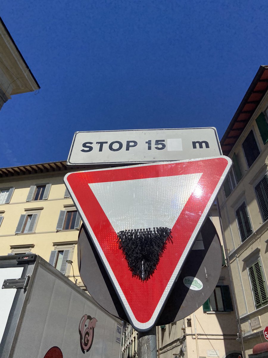 Jamais perdre de vue les choses importantes #streetart #vivalafica #godinthesky #clet
