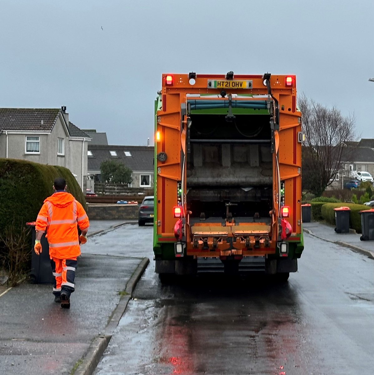 We are pleased to advise that waste collection services will operate as normal over the Easter weekend, except for food waste that will not be collected on Good Friday or Easter Monday. Household Waste Recycling Centres will be open as normal - orlo.uk/vyNcP