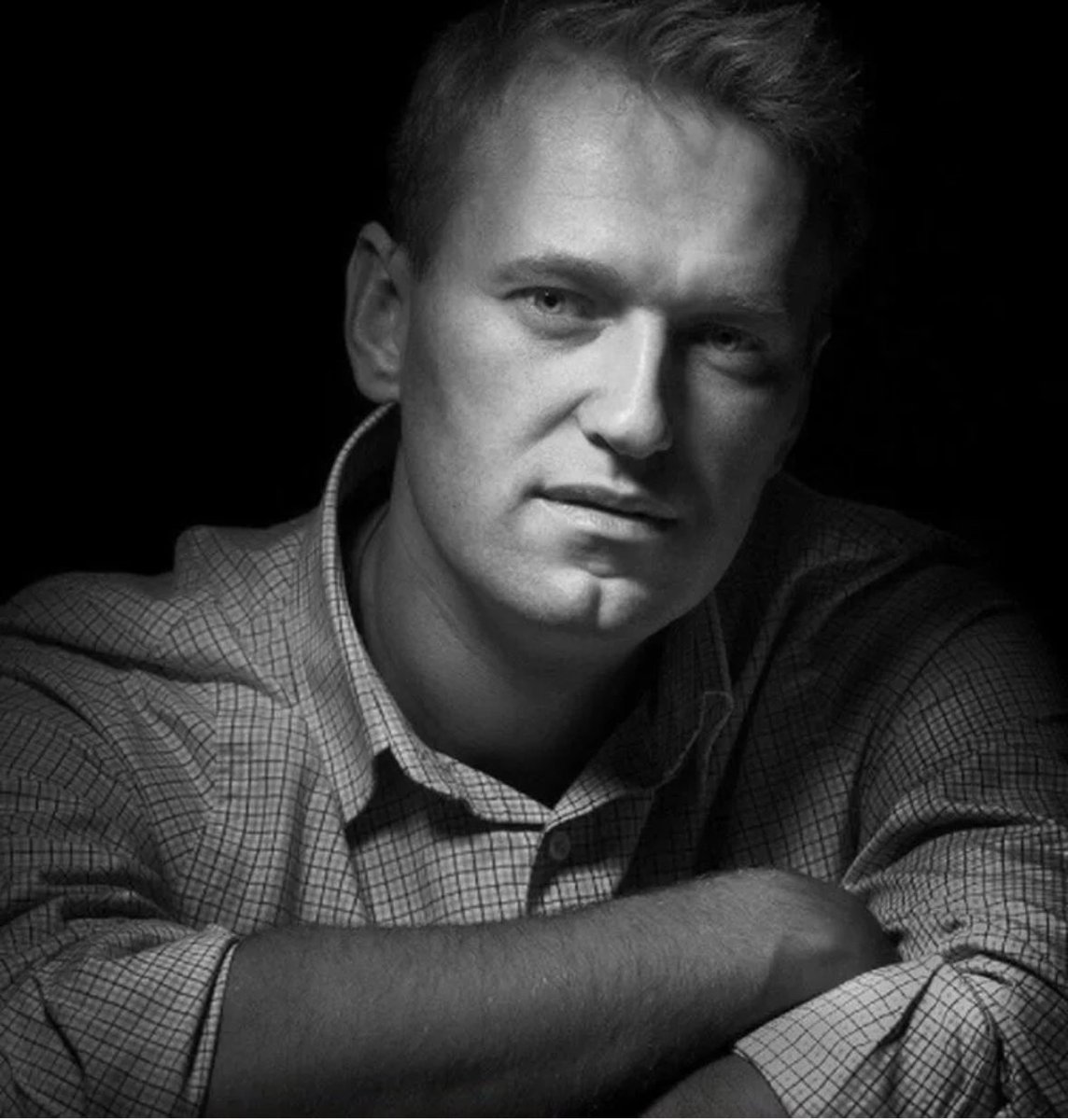 Завтра 40 дней со дня смерти Навального. Я снова пойду, навещу его. Готова передать ваши приветы, если вдруг кто сам не сможет к нему приехать.