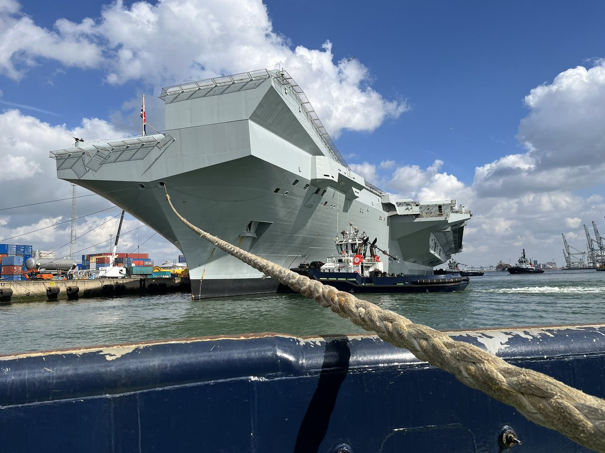 Mijn werkplek voor @refdag vandaag. Morgen repo van vertrek Prince of Wales van @RoyalNavy uit @PortOfRotterdam