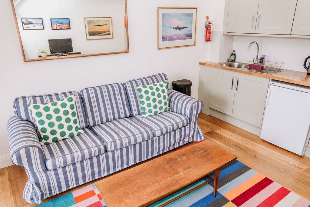 aroundaboutbrit's tweet image. ⭐ Last-Minute Holiday - Essex ⭐
Fisherman's Lodge (sleeps 2) at Creeksea Place Barns has last-minute availability. Book a romantic getaway today!
🏡 Self Catering 
aroundaboutbritain.co.uk/Essex/8438 
#BurnhamonCrouch #Essex #Holiday #VisitEssex #BookDirect #SelfCatering #RomanticBreak