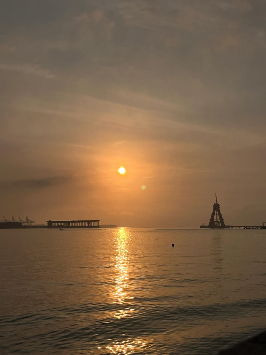 今日は笑ってあなたと握手して、いつか笑ってあなたを迎えてほしい😀