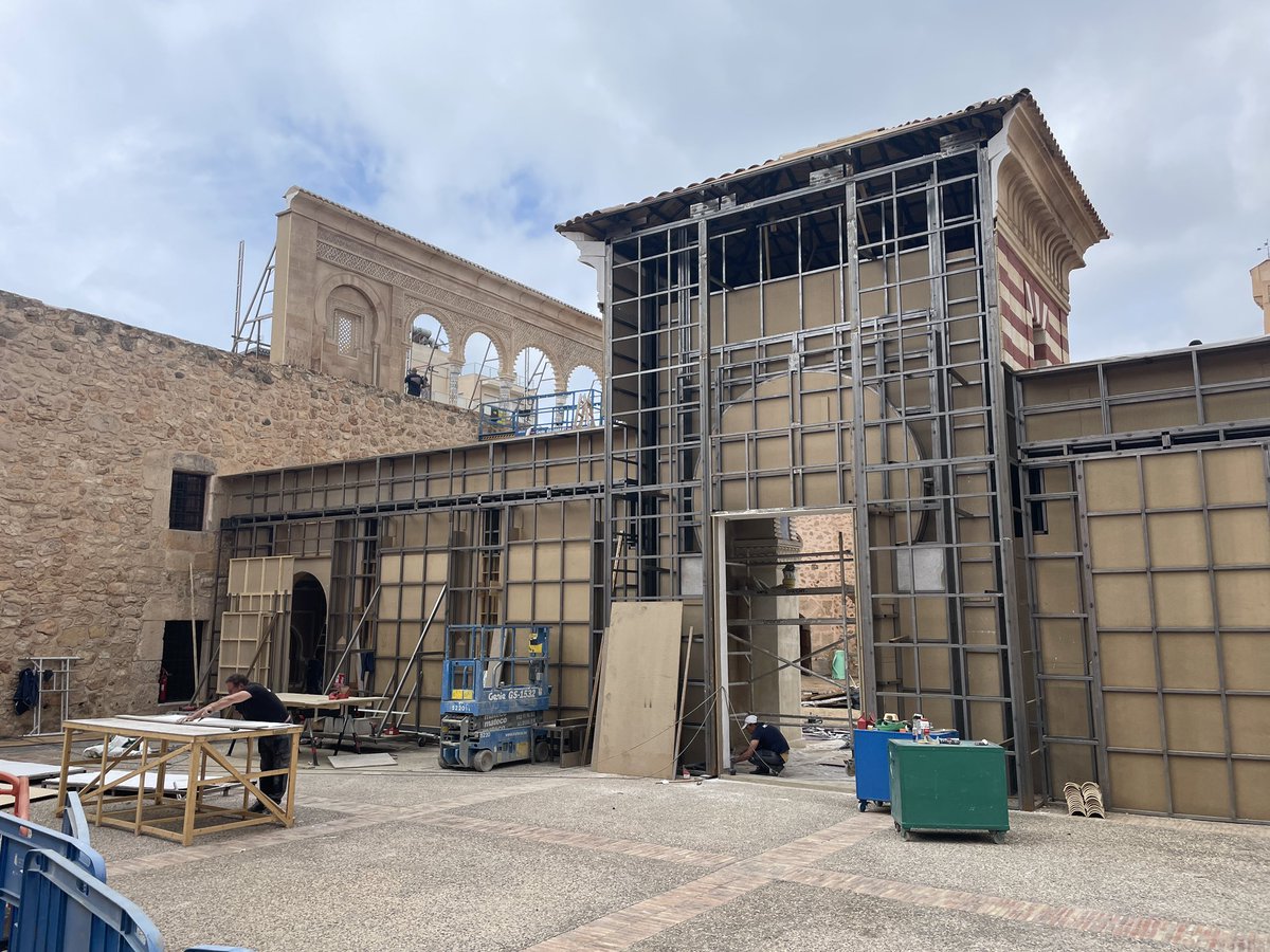 El castillo de #SantaPola de prepara para el rodaje de la próxima película de Amenabar, El Cautivo, sobre Miguel de Cervantes