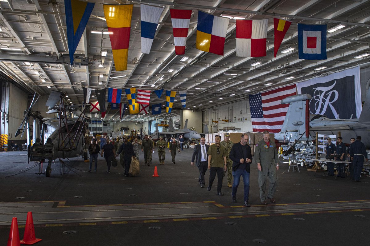 📍 Singapore The #nuclearfleet Nimitz-class aircraft carrier USS Theodore Roosevelt (CVN 71) hosted the U.S. Ambassador to Singapore, Jonathan Kaplan, while moored for a scheduled port visit to support operational readiness and regional partnerships. #alliesandpartners