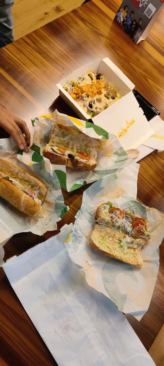 Gaurav_is_here's tweet photo. @Swiggy Subway wraps mangoge to substandard bread milegi.. aur complain karoge to ye Ganda sa swiggy excuse.. #swiggyfraud #swiggyblind https://t.co/7aY6FJYYaX