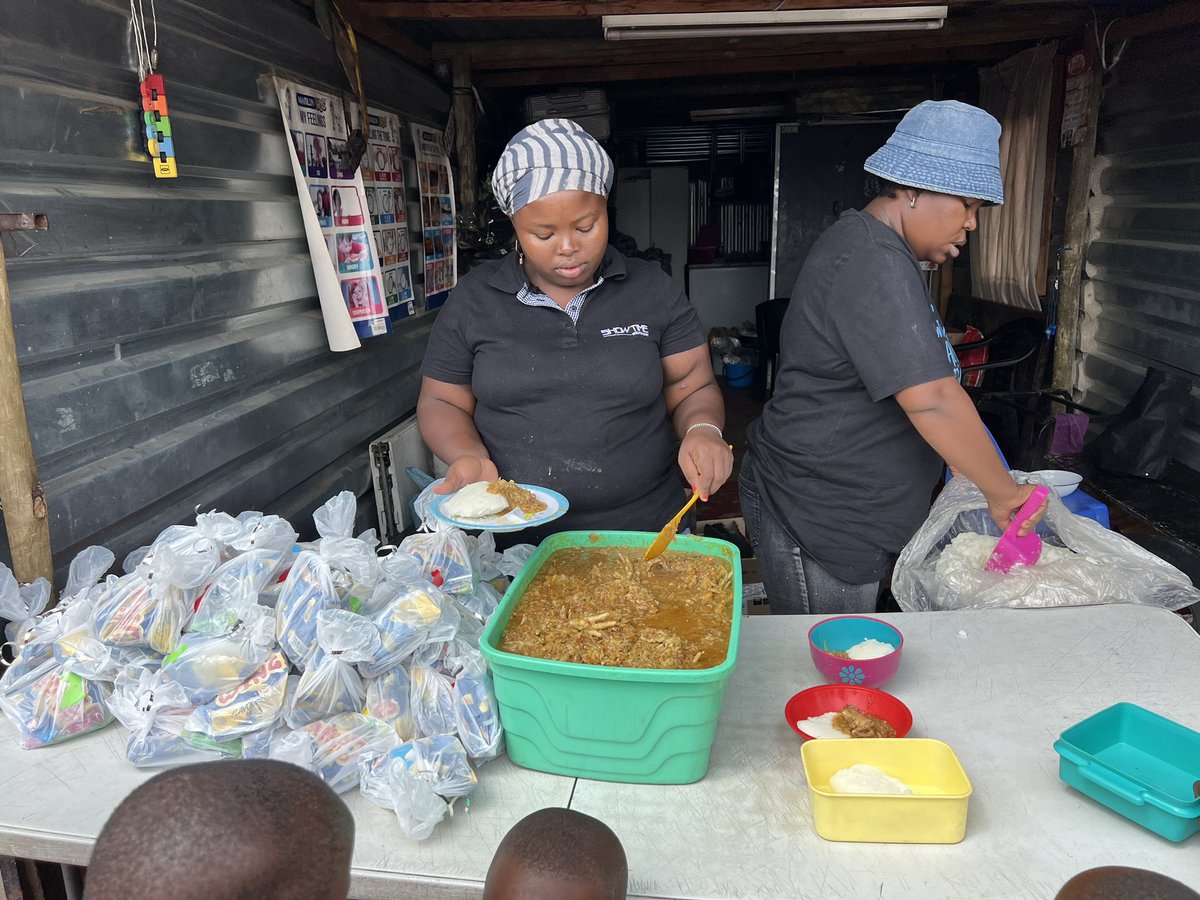 Mpho_Mmasechaba's tweet photo. My day started so early today 🥹❤️, I went to FoodforwardSA at 7am to collect food for the kids, and my  Discovery family came to drop off 200 party packs &amp; 200 Easter eggs for This weekend, 

My heart is full with gratitude https://t.co/HdGQG9CVKq