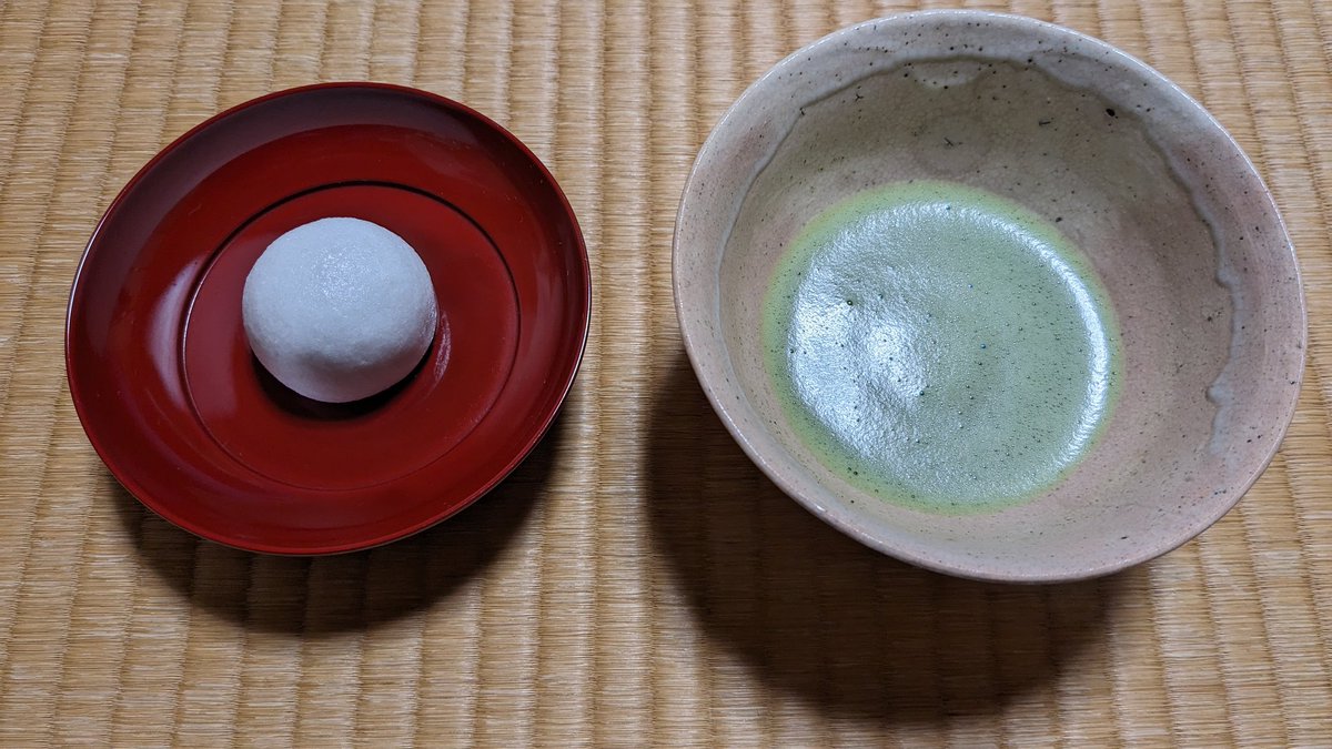 残業後の一服。
亀屋芳広の薯蕷饅頭を蒸して。
茶碗は萬古焼 清水茂生 作 粉引。