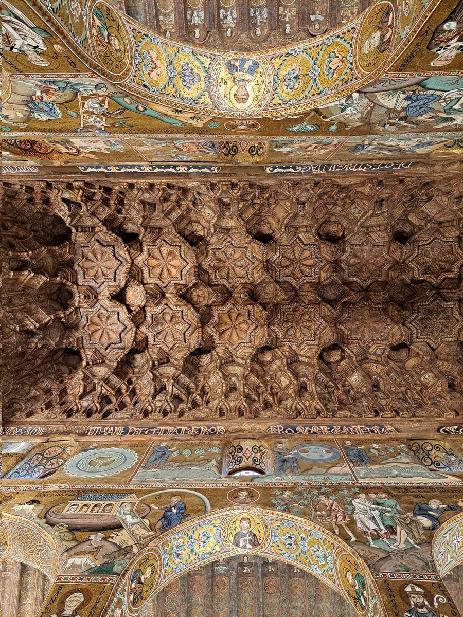 De 1140 à 1170, les rois normands de Sicile Roger II, Guillaume Ier et Guillaume II de Hauteville se font édifier un somptueux palais à Palerme, dont la chapelle réunit le meilleur de ce que pouvaient produire les artistes de Byzance et du monde islamique.