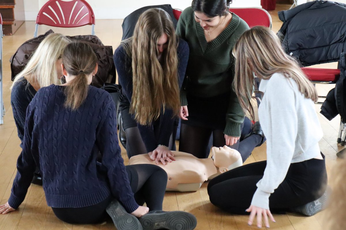 PipersSixthForm's tweet image. Our #PipersSixthForm students have been continuing their valuable first-aid training today by learning how to give effective CPR and what to do when someone is choking. Excellent skills to learn! 

#Firstaidtraining #SixthForm