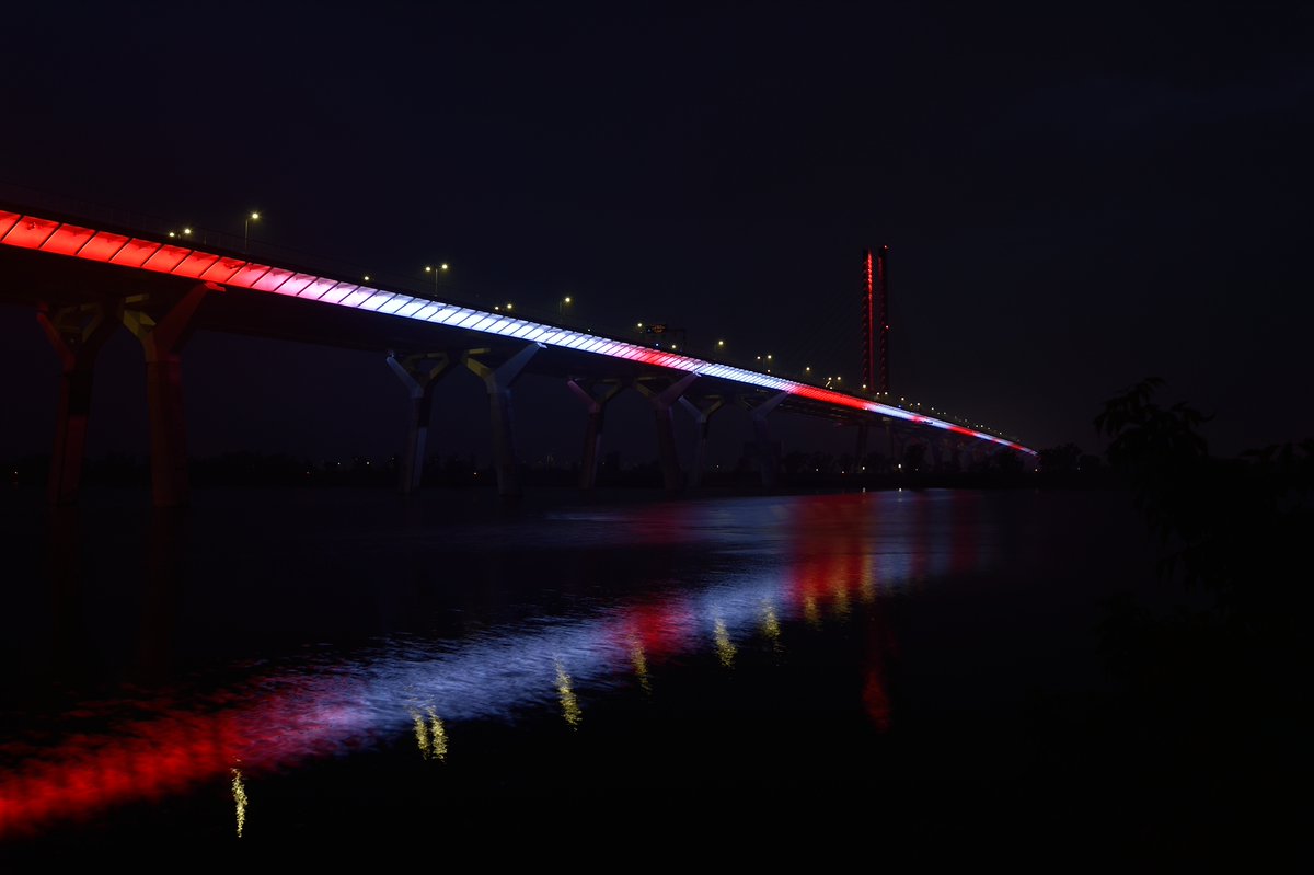 Saturday night, the #SamuelDeChamplainBridge was lit in the colours of the Canadian flag to highlight former Prime Minister Brian Mulroney's lasting legacy and recognize his many contributions to our country.

#ChamplainBridge