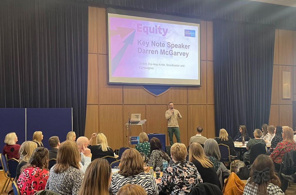 📣Carole McKenzie, Director of Education @EducationSLC @SouthLanCouncil introducing Darren McGarvey @lokiscottishrap , key note speaker at SLC's Cost of the School Day Conference #itsslc