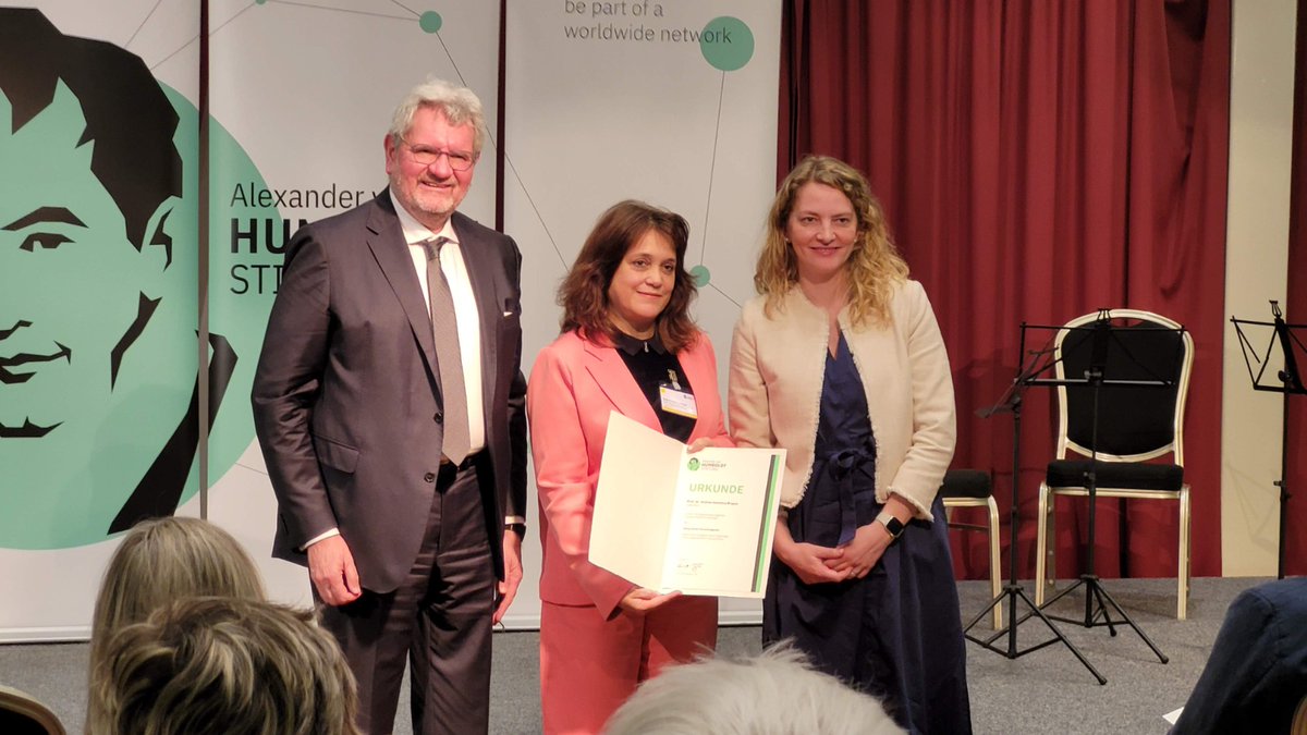 Física UBA (@fisica_uba) on Twitter photo Andrea Bragas recibió el premio Georg Forster
La profesora de <a href="/UBAonline/">UBAonline</a> e investigadora del <a href="/CONICETDialoga/">CONICET Dialoga</a>, fue reconocida por su trayectoria en física.
La premiación tuvo lugar el sábado en Alemania por parte de la Fundación <a href="/AvHStiftung/">Humboldt-Stiftung</a>. Andrea Bragas recibió el premio Georg Forster
La profesora de <a href="/UBAonline/">UBAonline</a> e investigadora del <a href="/CONICETDialoga/">CONICET Dialoga</a>, fue reconocida por su trayectoria en física.
La premiación tuvo lugar el sábado en Alemania por parte de la Fundación <a href="/AvHStiftung/">Humboldt-Stiftung</a>.